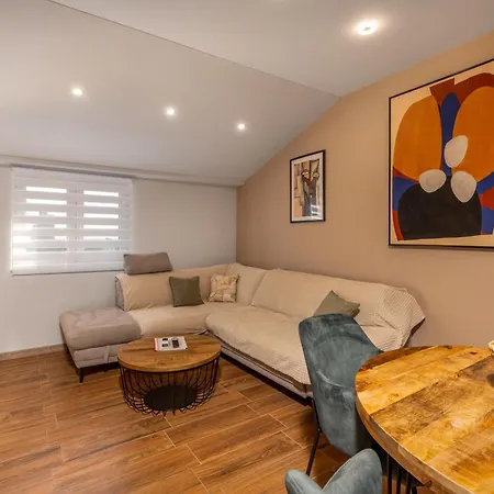 Adastra With Private Parking And Sea View リエカ